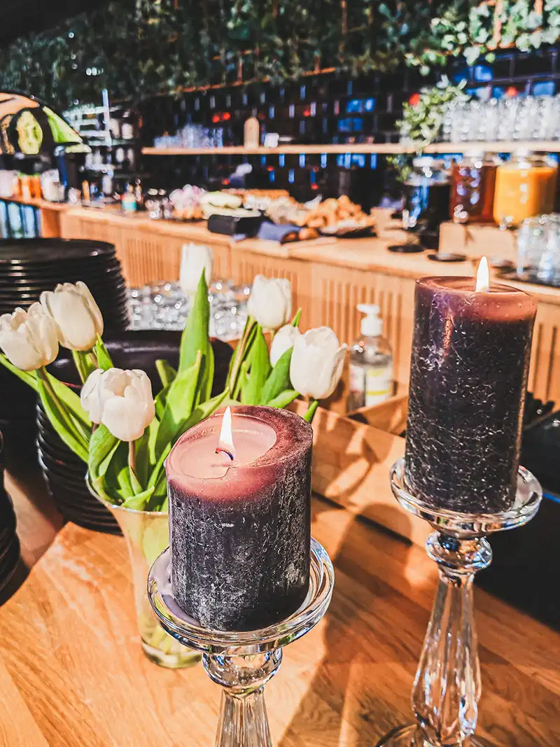 Tummalla taustalla joulukoristeita ja kultainen Ståhlberg logo. Kuvan päällä teksti: Joulubrunssit 6.-7.12 ja 13.-14.12.2025 klo 11-15. Varaa pöytäsi nyt. Hinta 29,90€/hlö.