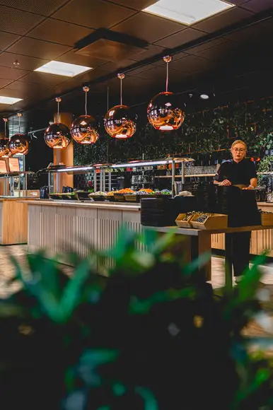 Lähikuva Ståhlberg Keskustorin lounaslinjaston lihapullista ja perunalaatikosta.