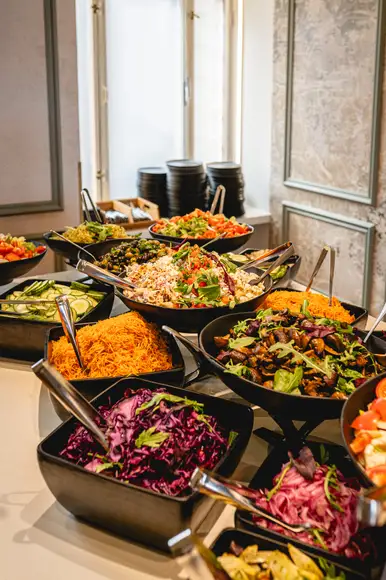 Kuvassa Ståhlberg keskustorin lounaan runsaasta salaattibuffetista jossa lukuisia vaihtoehtoja.