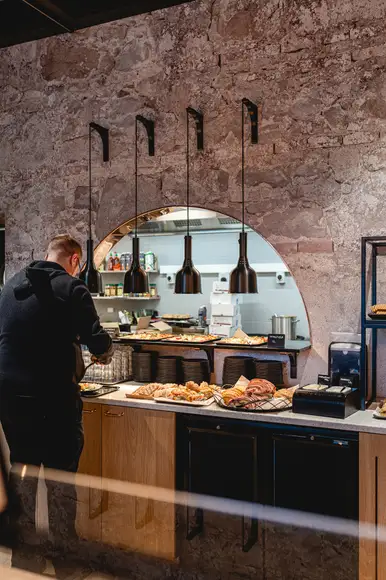 Laajakuva Ståhlberg Keskustorin lounaslinjaston salaattivaihtoehtoja. Etualalla salaattia.