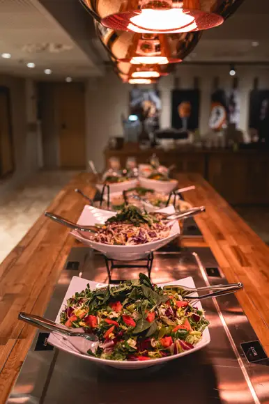 Lähikuvassa 3 erilasita pizzaa pizzabuffassa.