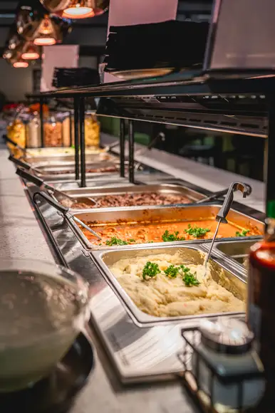 Lähikuvassa 3 erilasita pizzaa pizzabuffassa.