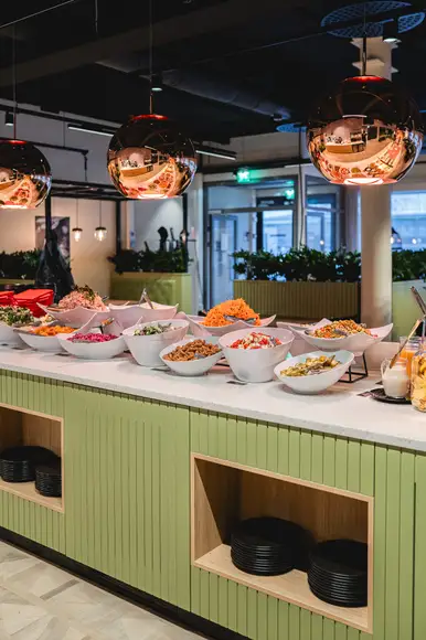 Kuvassa salaattibuffet, jossa runsaasti erilaisia vaihtoehtoja.