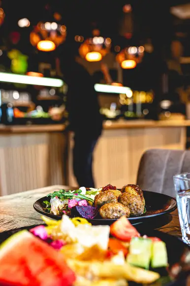 Laajakuva Ståhlberg Keskustorin lounaslinjaston salaattivaihtoehtoja. Etualalla salaattia.