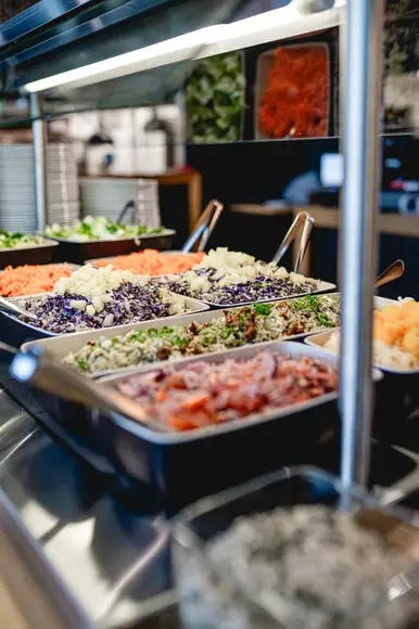 Kuvassa salaattibuffet, jossa runsaasti erilaisia vaihtoehtoja.