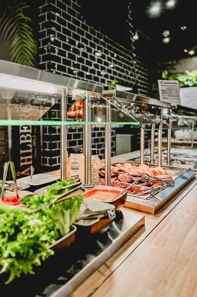 Kuvassa salaattibuffet, jossa runsaasti erilaisia vaihtoehtoja.