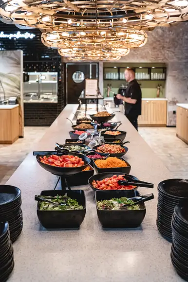 Kuvassa Ståhlberg keskustorin lounaan runsaasta salaattibuffetista jossa lukuisia vaihtoehtoja.