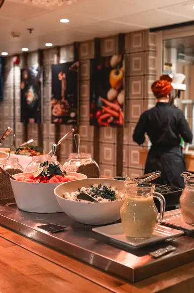 Kuvassa salaattibuffet, jossa runsaasti erilaisia vaihtoehtoja.