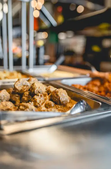 Kuvassa salaattibuffet, jossa runsaasti erilaisia vaihtoehtoja.