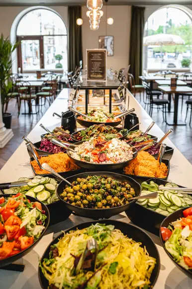 Laajakuva Ståhlberg Keskustorin lounaslinjaston salaattivaihtoehtoja. Etualalla salaattia.