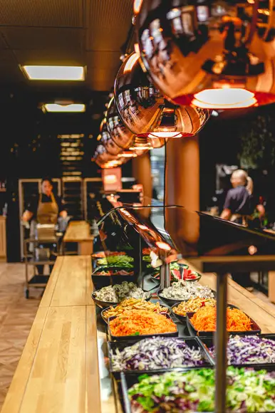 Ståhlberg Keskustorin lounaslinjaston salaattivaihtoehtoja.