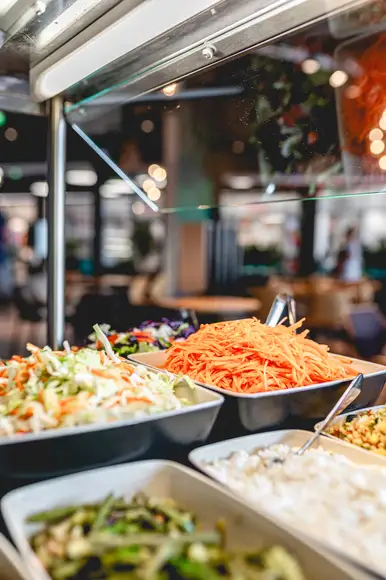 Lähikuvassa 3 erilasita pizzaa pizzabuffassa.