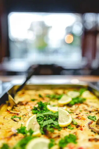 Lähikuva siipibuffet annoksesta. Lautasella ristikkoperunoita ja wingsejä