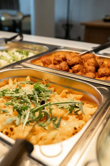 Lähikuva Ståhlberg Keskustorin lounaslinjaston lihapullista ja perunalaatikosta.