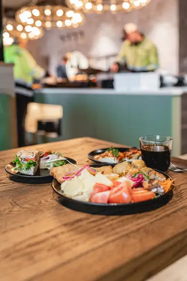 Kuvassa Ståhlberg keskustorin lounaan runsaasta salaattibuffetista jossa lukuisia vaihtoehtoja.