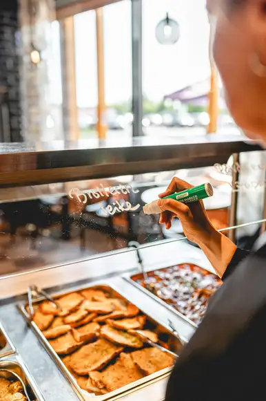 Lähikuva Burgergbuffet annoksesta. Lautasella itse kasattu hampurilainen, salaattia ja ranskalaisia.