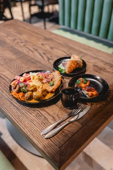 Lähikuva Ståhlberg Keskustorin lounaslinjaston lihapullista ja perunalaatikosta.