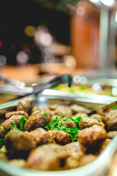 Kuvassa Ståhlberg keskustorin lounaan runsaasta salaattibuffetista jossa lukuisia vaihtoehtoja.