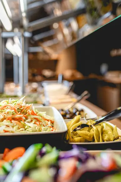 Kuvassa salaattibuffet, jossa runsaasti erilaisia vaihtoehtoja.